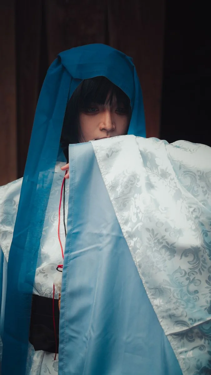 直播画面拍摄现场，多机位与灯架围绕主播与产品台布置